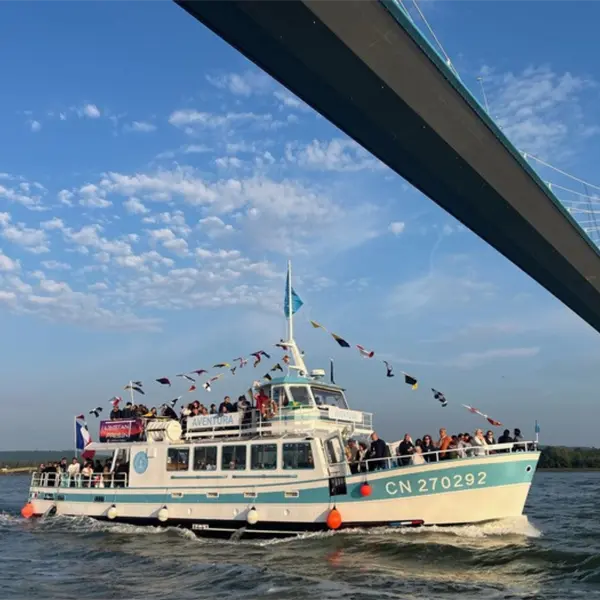 Passage sous le Pont de Normandie Promenade en bateau Aventura
