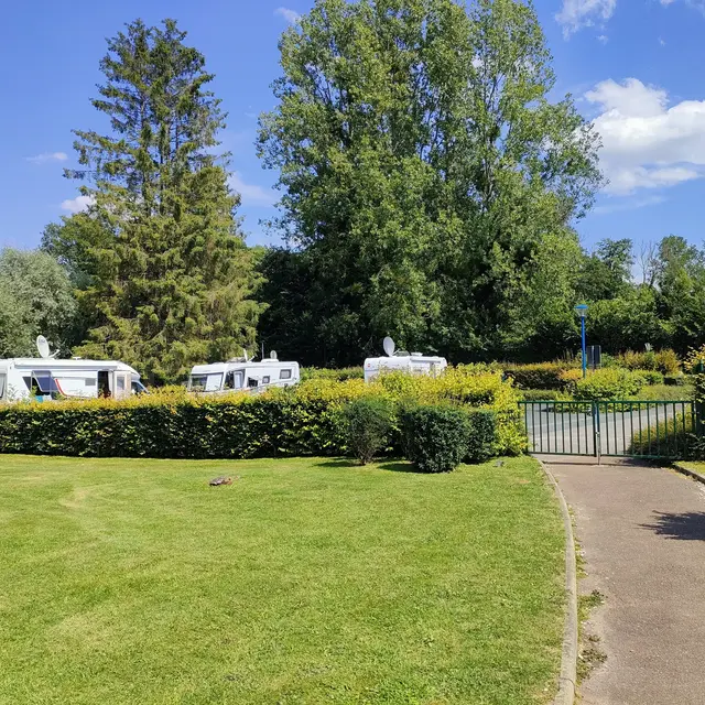 L'aire de camping-car et son environnement arboré