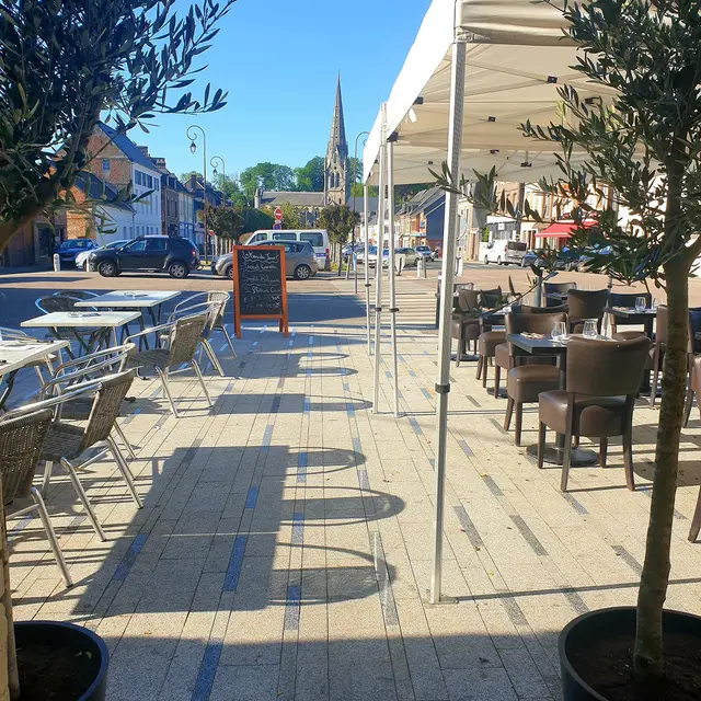 Terrasse face à la Collégiale
