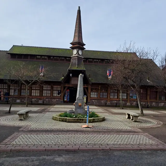 Le marché couvert - façade Place Foch