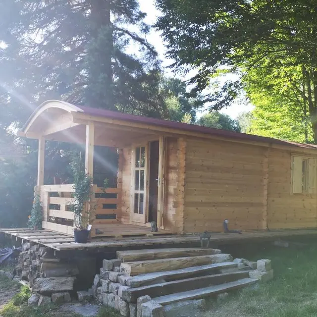 La roulotte dans un écrin de verdure