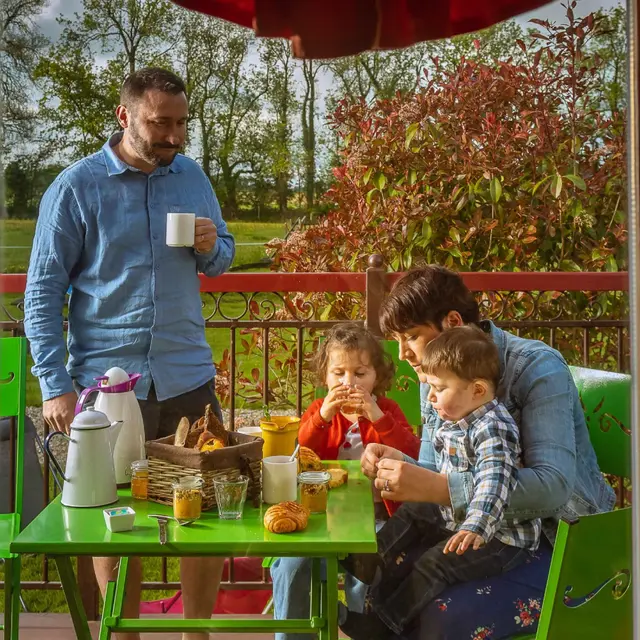 tis-rouville-ete-2020-petit-dejeuner-famille-enfants-en-normandie-terasse-hebergement-insolite-drone-press