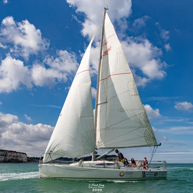 Voilier sur la côte d'Albâtre