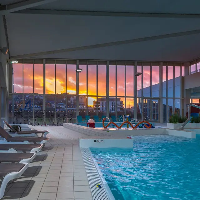 Coucher de soleil sur le bassin ludique - O2Falaises, Le Tréport, 76