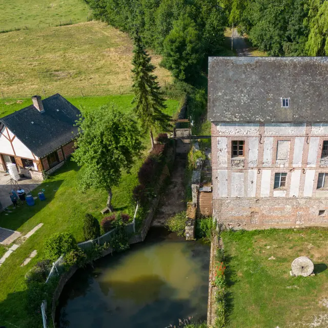 Moulin et roue vue du ciel