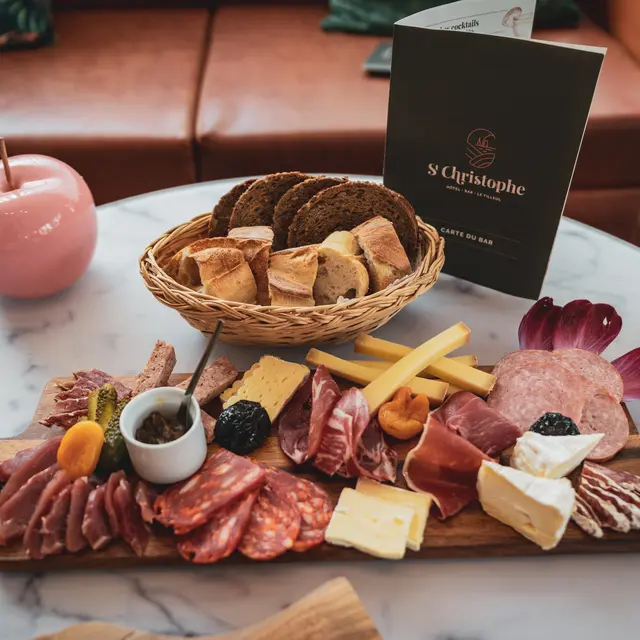 Planche apéritive charcuterie fromage