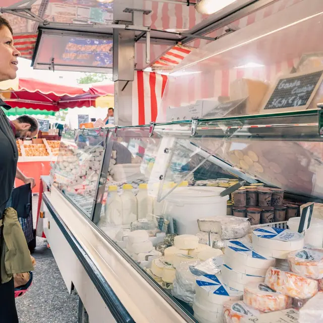 Fromager__marche_de_Gournay_en_Bray_-_Thomas_Le_Floc_H-Thomas_Le_Floc_H-27116-1600px