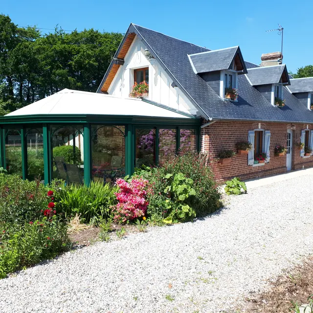 Gite-de-l-escargot-Meuble-Yebleron-exterieur-1