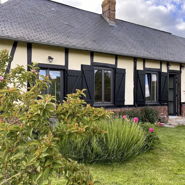 Gite-six-personnes-vieux-manoir-copyright-Maison-du-centre (1)