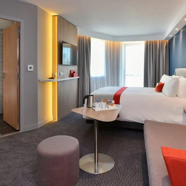 HOLIDAY INN 1