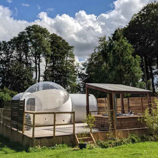Hêtre en bulle hébergement isolite vue globale Mme Sommer Valérie Cliponville