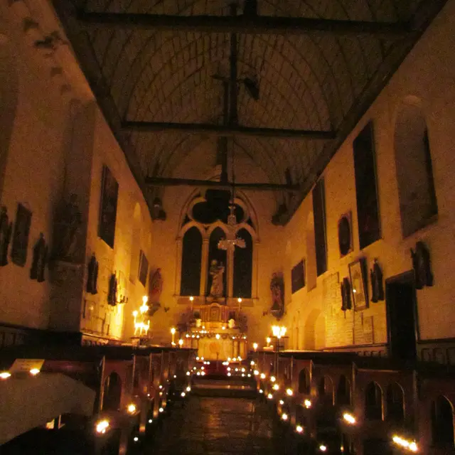 intérieur de la chapelle illuminée