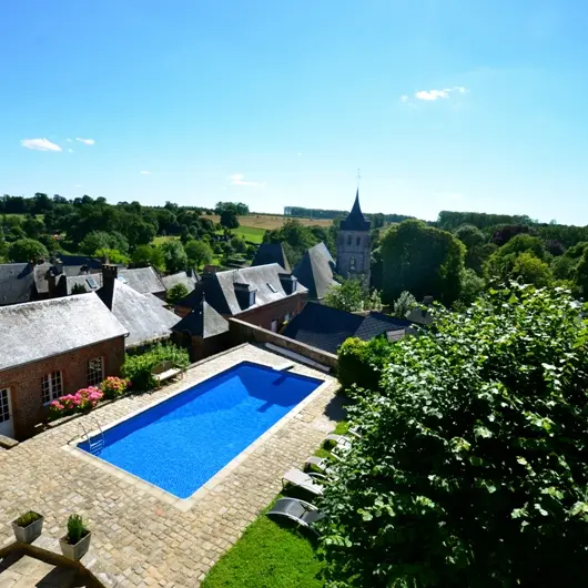 la piscine vue sur les toits du village