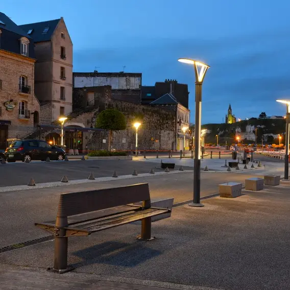 Le bout du quai au crépuscule