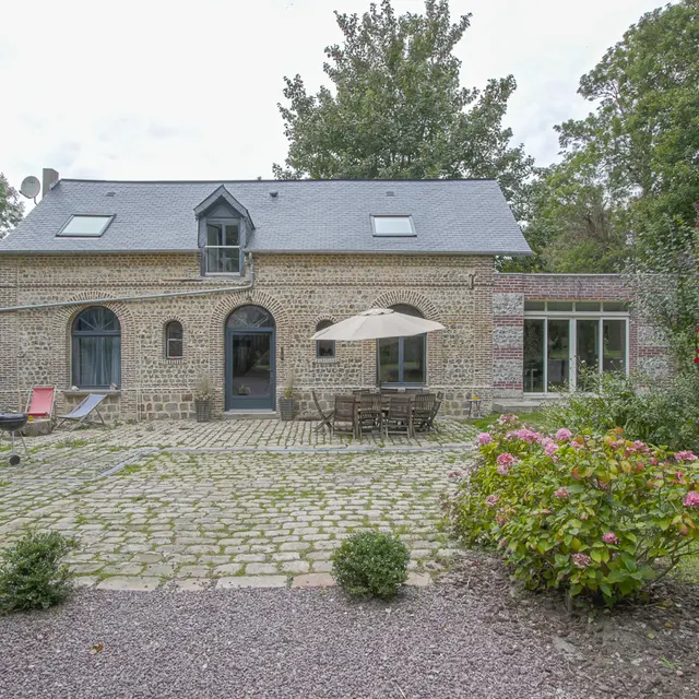 Le-petit-chateau-de-conteville-1