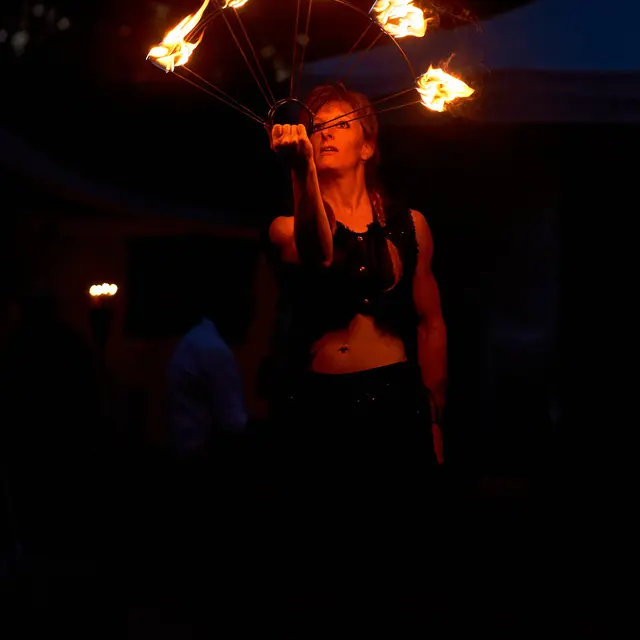 M1 © D Le Bourhis, Eventails de feu par les Saltimbanques de l'impossible