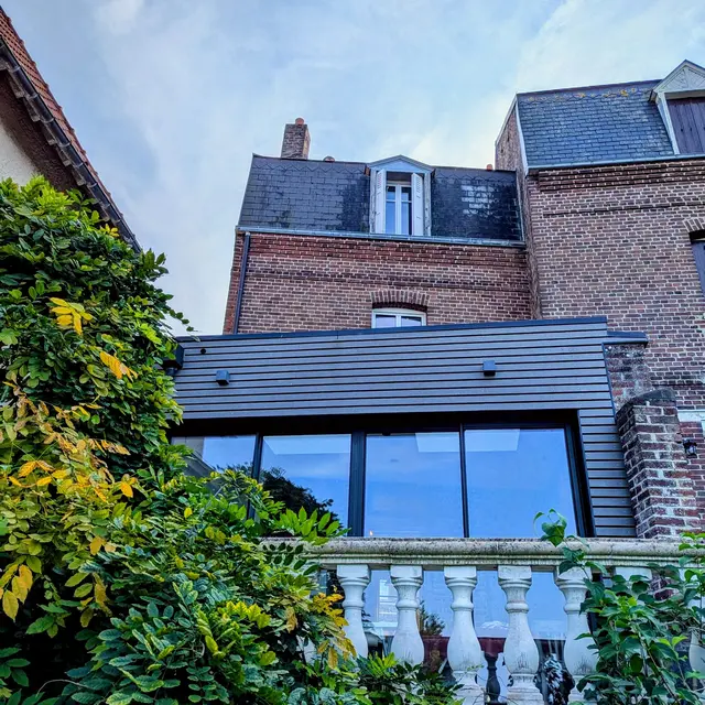 Façade de la villa depuis le jardin