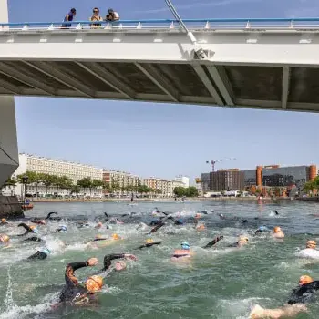 Compétition de nage dans le bassin du Commerce
