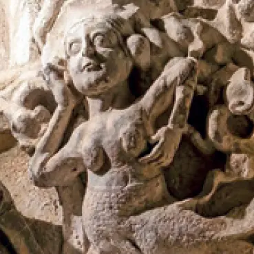Sirène sculptée sur le chapiteau du transept sud de l'église Saint Jacques