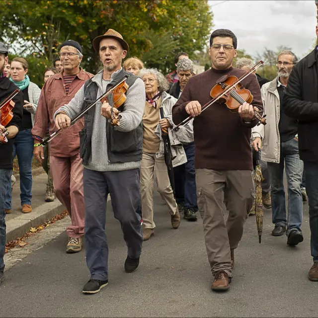 Une randonnée chantée en compagnie des musiciens de l'association La Loure