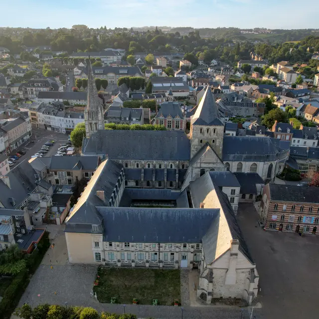 Vue aérienne abbaye de Montivilliers 2025