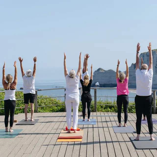 Yoga sur la plateforme à Etretat