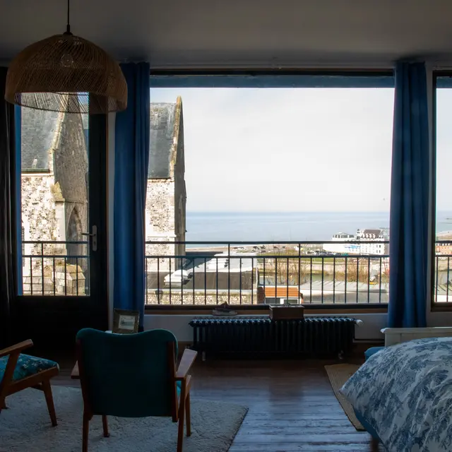 Chambre parentale avec lit double et vue panoramique sur la mer