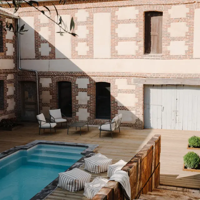 Piscine (6x3m) chauffée et couverte, terrasse donnant sur des dépendances (pas d