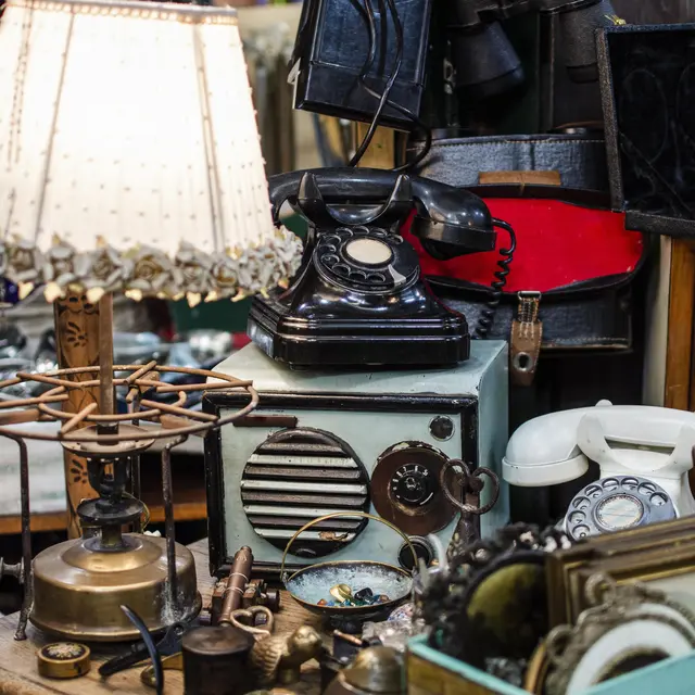 arrangement-objets-marche-antiquites