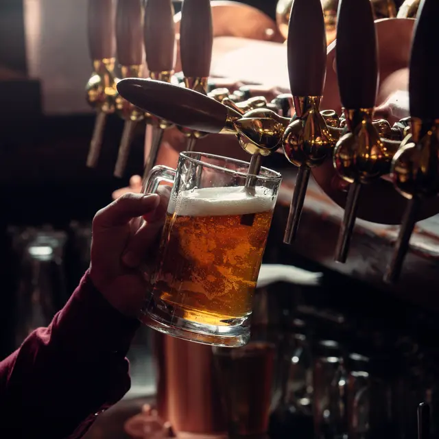 barman-remplit-chope-de-biere-du-robinet-de-biere