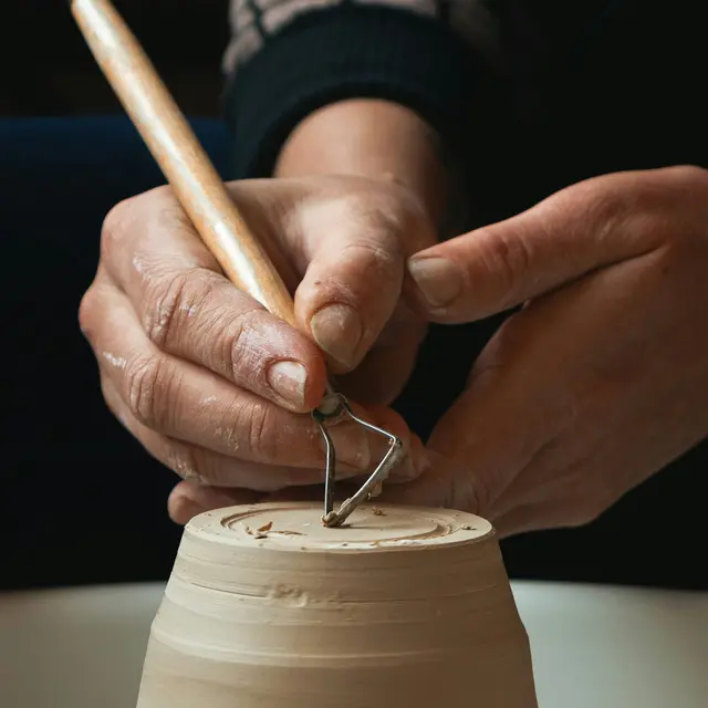 ceramique-poterie-aedrian-salazar-BshM9VkzGw8-unsplash