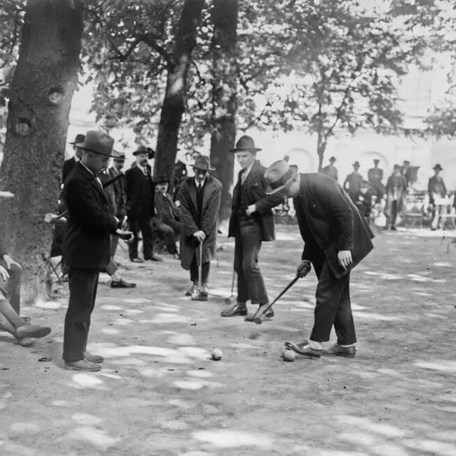 des-parisiens-jouent-au-jeu-de-croquet-au-jardin-du-luxembourg-paris-1024x658