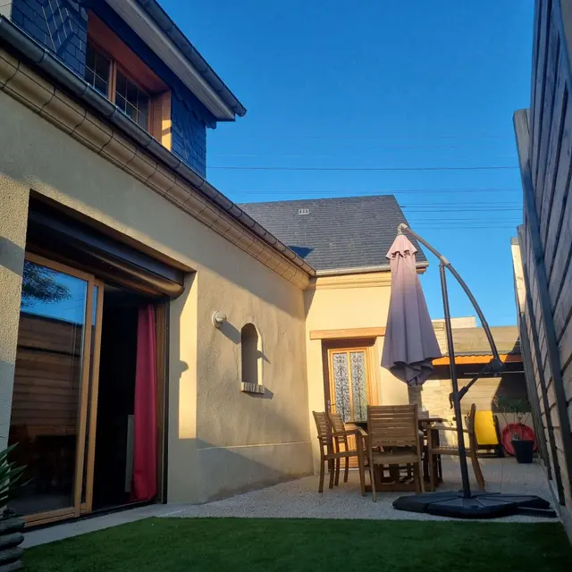 Cour de 35 m2 avec salon de jardin, barbecue, transats