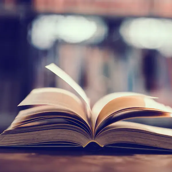livre-dans-bibliotheque-manuel-ouvert_1150-5922