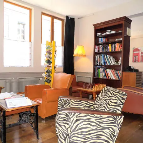 Détective Hôtel Salon-bibliotheque