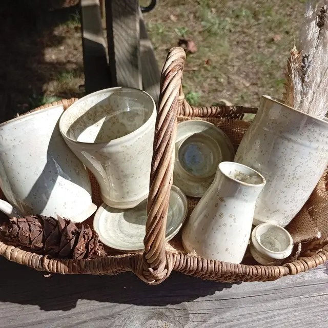 Présentation de poteries en grès couleur Lune