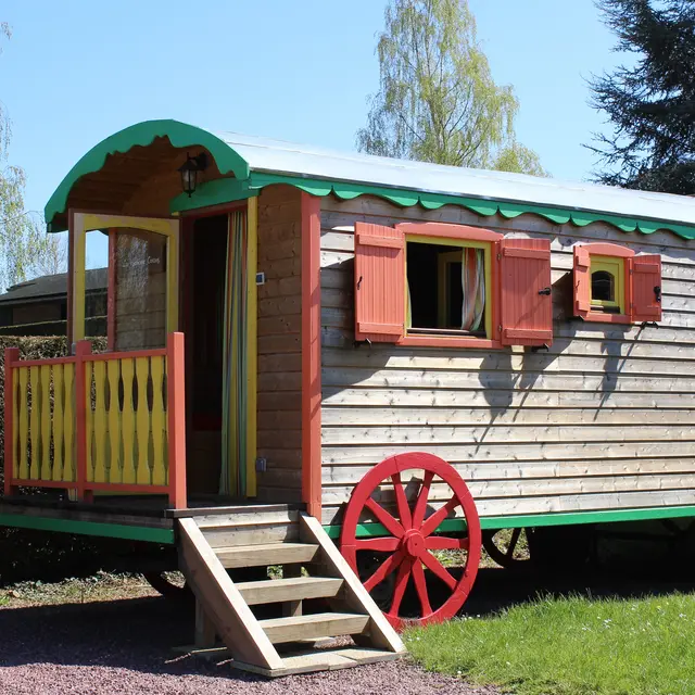 Roulotte au Camping du Sans Souci à Fresnay-sur-Sarthe - extérieur