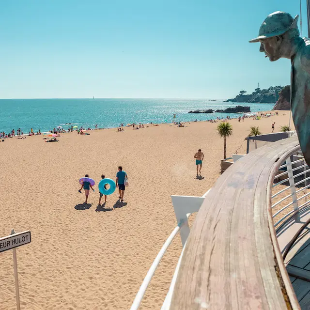 La plage de Monsieur Hulot et sa statue