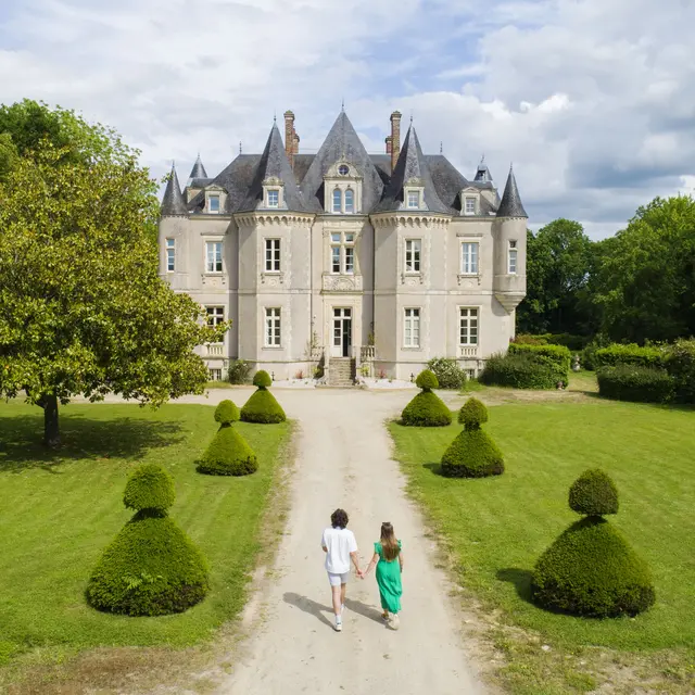 Vue du château de l'entrée du domaine