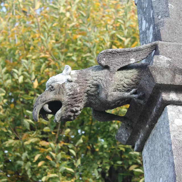 Détail d'une gargouille au cimetière de Bais