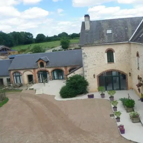 Gîte de groupe Domaine de Meslay - Fyé - cour