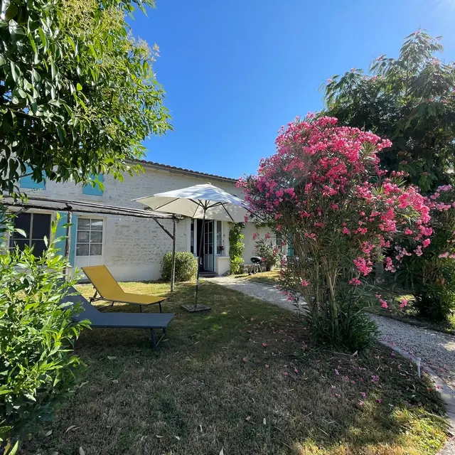 Gîte agréé Gîtes de France dans le PNR Marais Poitevin : Jardin et façade_1