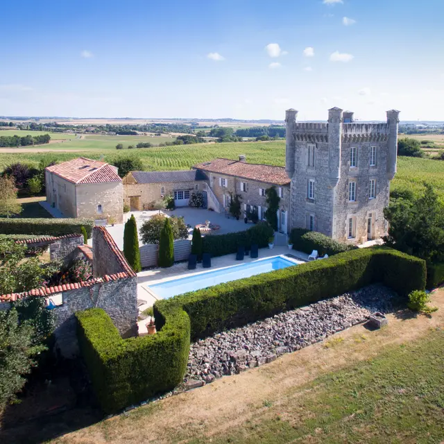 Gîte agréé Gîtes de France en Vendée : Vue aérienne, piscine commune_1