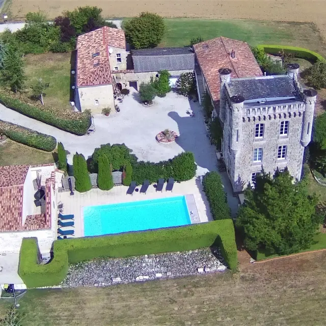 Gîte agréé Gîtes de France en Vendée : Vue aérienne, piscine commune_1