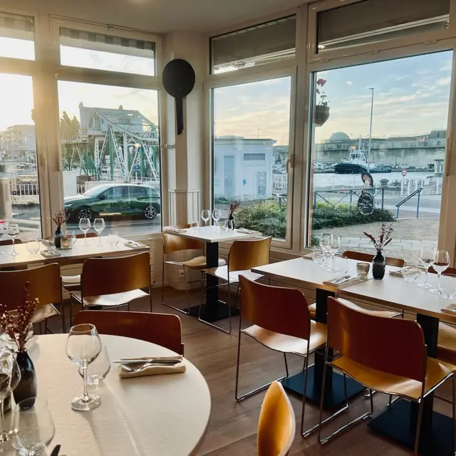 Interieur-creperie-vue-sur-le-port