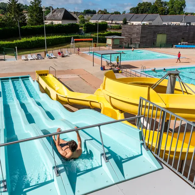 La piscine municipale gratuite - Camping le Pont des Fées de Baugé-en-Anjou