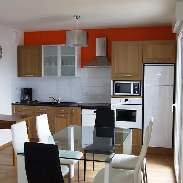 Partie cuisine bien équipée