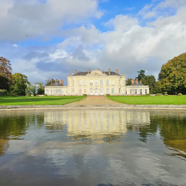 le château de Craon - vue depuis le bassin rond du jardin à la française