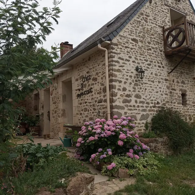 La maison, côté chambre d'hôtes et salon