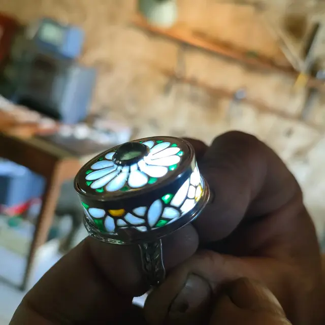 Naissance d'une marguerite lumineuse en émail